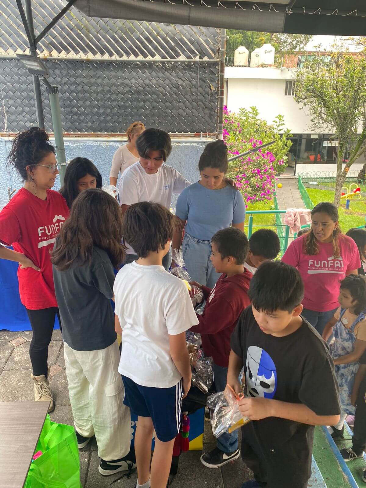 Entrega de apoyos a niños